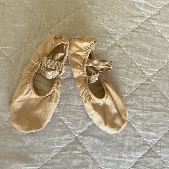 Girl’s Capezio canvas split sole ballet slippers size 7M - Picture 1 of 3